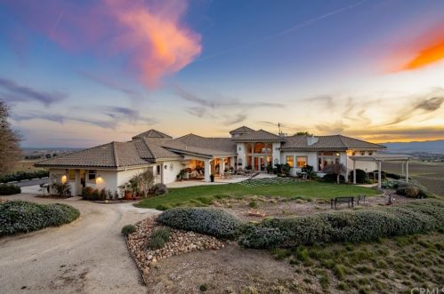 1990 Wellsona Rd, Lake Nacimiento, CA 93446-8533