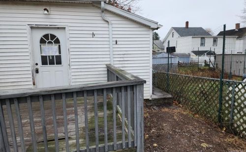 38 Crescent Pl, Middletown NY  10940-5627 exterior