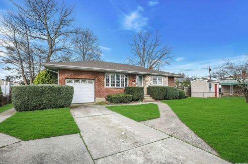 14 10th St, Deer Park, NY 11729-4124