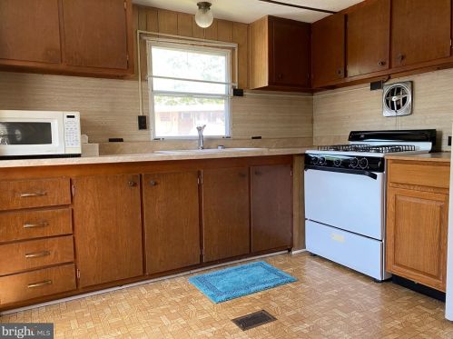 8 Oakland Mnr, Highspire, PA 17034-1128