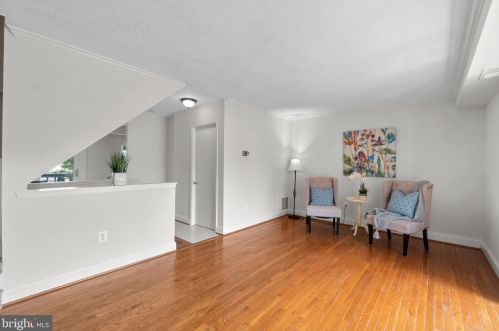 323 Roanoke Dr, Leesburg, VA 20175-4006