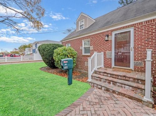 231 Alhambra Ave, North Lindenhurst, NY 11757-6505