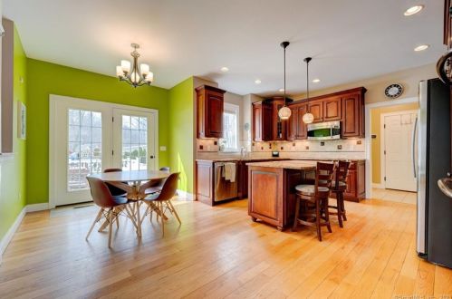 14 Farm Ridge Rd, Unionville CT  06013-2018 exterior