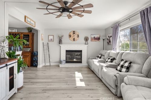 21051 Kingscrest Dr, Santa Clarita CA  91350-1990 exterior