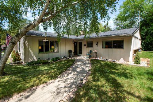 4620 Parkside Dr, Milwaukee, WI 53225-4437