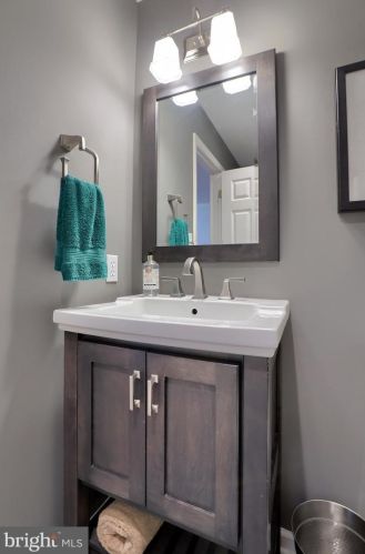 34 Red Leaf Ln, Lancaster PA 17602-7000 exterior