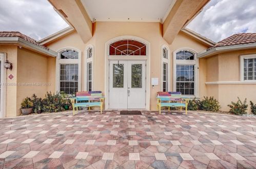 160 Saratoga Ave, Fort Pierce FL  34953-5974 exterior