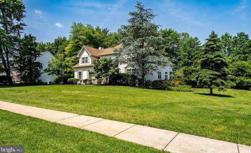1042 Charter Oaks Dr, Lansdale, PA 19446-5374