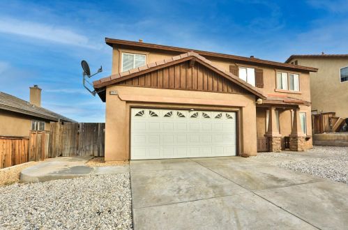 12515 Glen Canyon Ln, Victorville, CA 92395-9720