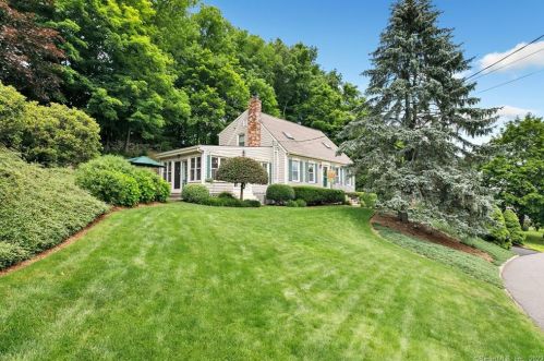 2 Ten Coat Ln, Huntington, CT 06484-2228