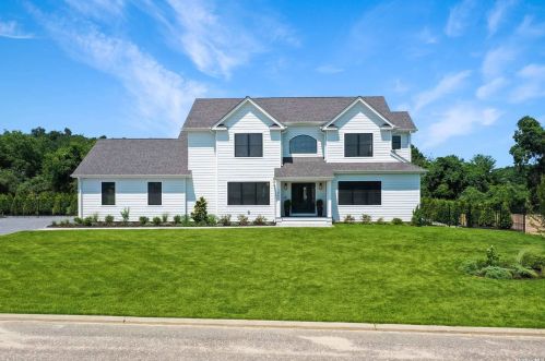 8 Bay Ave, Eastport, NY 11941-1337