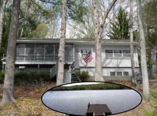 22 Lakeview Dr, Hawley, PA 18438-3012