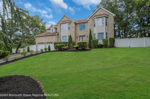 5 Tamara Ct, Lakewood, NJ 08701-6068