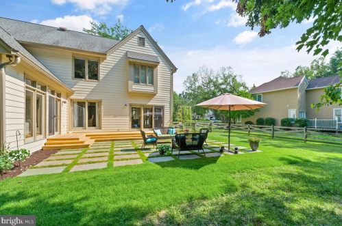 9106 Meadowcreek Ln, Lorton VA  22079-3238 exterior