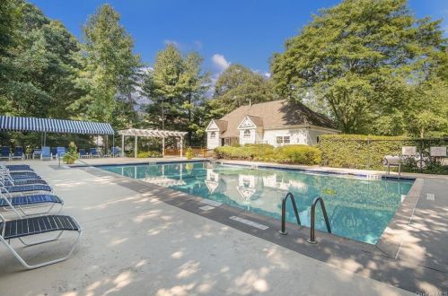 8 Westfield Ln, White Plains NY  10605-5459 exterior