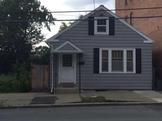 275 9th St, Troy, NY 12180-1606
