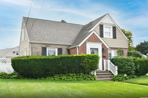 108 Moore St, New Hyde Park, NY 11040-1340