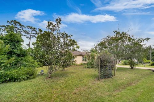 1665 3rd Ave, Deland, FL 32724-1648