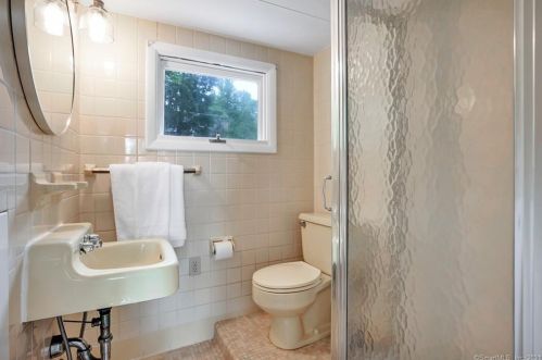 93 Boulevard Dr, Danbury CT  06810-7254 exterior