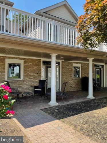 102 High Pointe Dr, Hummelstown PA  17036-8104 exterior