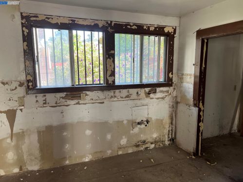 2826 14 Ave, Oakland CA  94602-1012 exterior