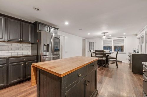 64 Turnbull Rd, Manchester CT  06042-2833 exterior