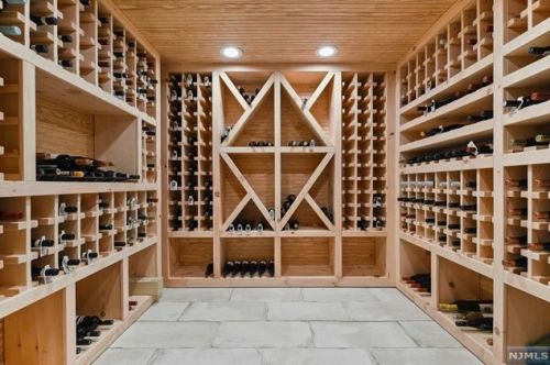 28 Greenview Way, Montclair NJ 07043-2531 exterior