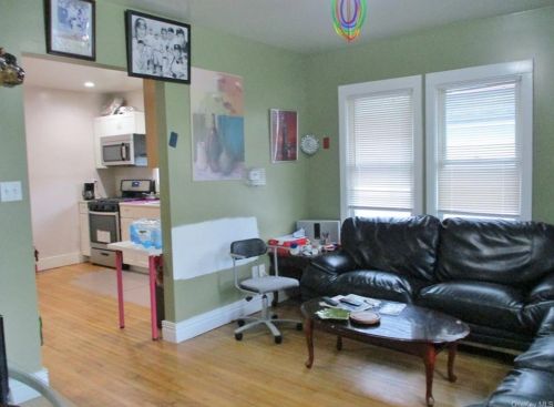 19 Bedford Ave, Middletown, NY 10940-6419