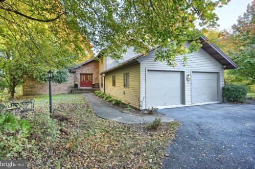 38 Creekview Dr, Carlisle, PA 17015-9106