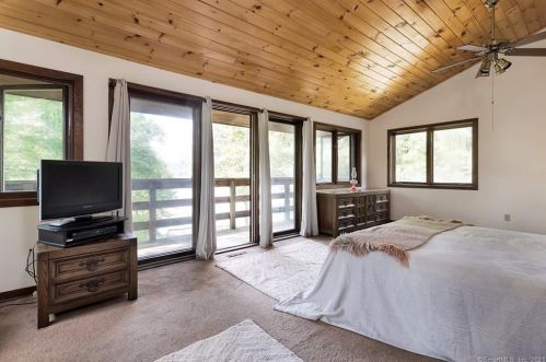 27 Bridge Rd, Upper Stepney CT  06468-2928 exterior