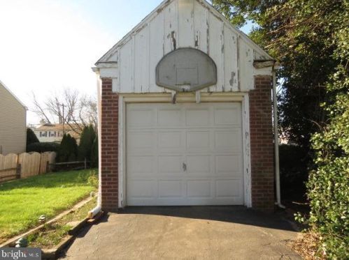 390 Shaw Rd, Ridley Park, PA 19078-2731
