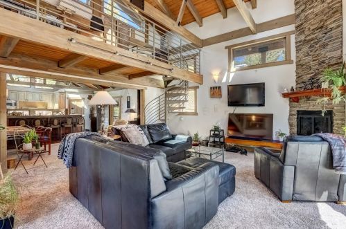 725 Stanford Ave, South Lake Tahoe CA  96150-2417 exterior