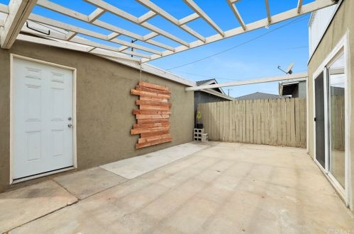 234 68th St, Long Beach CA  90805-1212 exterior