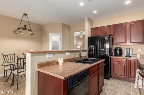 8961 Myrtle Ave, Glendale, AZ 85305-1614