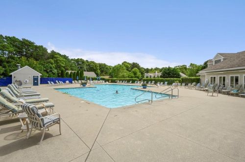 92 Greyhawk Dr, Mashpee MA 02649-4420 exterior