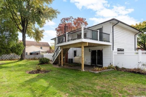 223 Essex St, Babylon NY  11704-2025 exterior