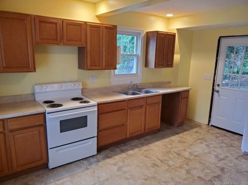 102 Chestnut St, Norwich, CT 06360-4552