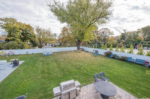 28 Hammond Rd, Elwood NY  11731-4810 exterior