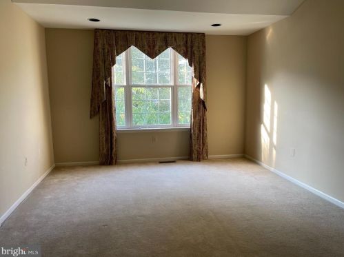 3 Lincoln Dr, Downingtown PA  19335-5328 exterior