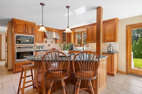 10 Wedgewood Ln, Wapping CT 06074-1580 exterior