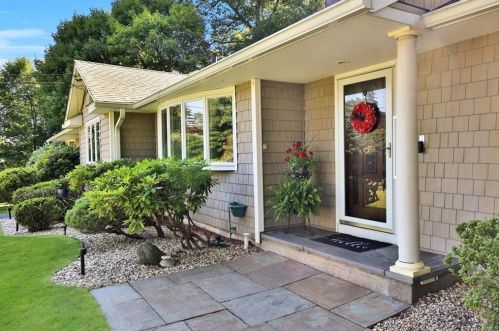 35 Hilltop Ln, Thornwood, NY 10594-1817