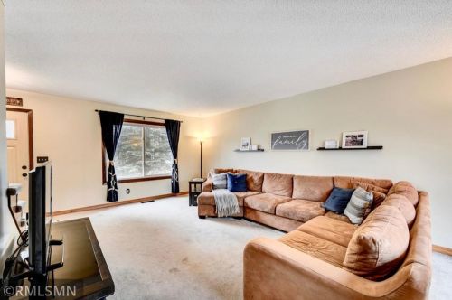 3209 Hamlet Dr, Saint Paul, MN 55125-2708