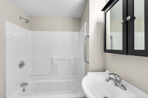 30 Foster St, Manchester CT 06040-5330 exterior