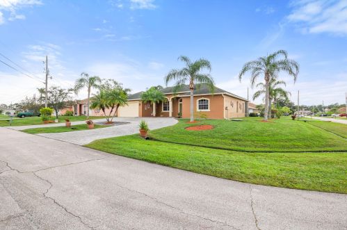 2202 Haycraft Cir, Fort Pierce, FL 34953-2707