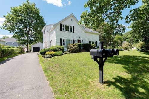 74 Lake Ave, Walpole, MA 02081-3225