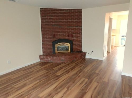 140 Villagegreen Ct, Warwick NY  10990-4238 exterior