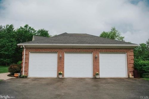 185 Nottingham Ct, Palmerton, PA 18071-4059