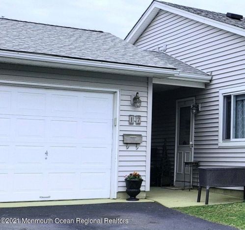 17 Kathy Ct, Bricktown, NJ 08724-1443