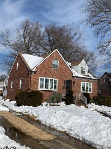 90 Schoder Ave, Woodbridge, NJ 07095-3521