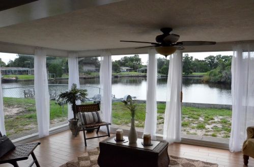 1254 Chancellor Dr, Tarpon Springs FL 34690-6460 exterior